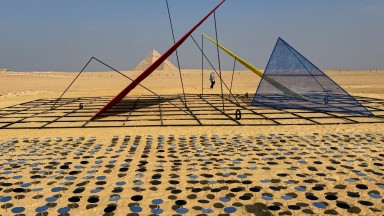 Да се изразяваш с дърво, камък и метал пред египетските пирамиди