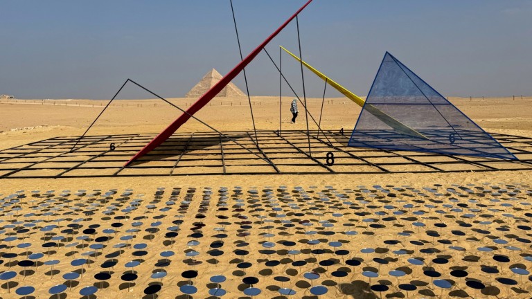 Да се изразяваш с дърво, камък и метал пред египетските пирамиди