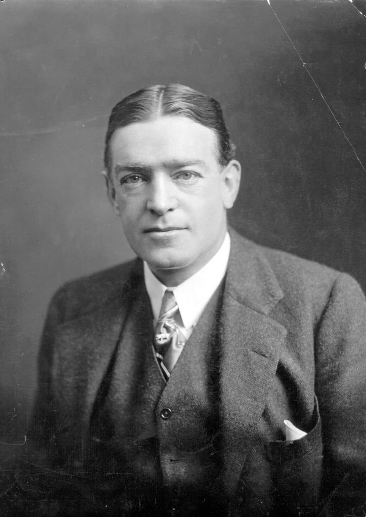 Ърнест Шакълтън (15 февруари 1874 – 5 януари 1922) ръководи множество експедиции в Антарктика, разширявайки географските граници и спечелвайки слава с невероятните си лидерски  умения