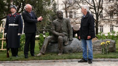 Откриха тържествено паметник на Захарий Стоянов в центъра на София