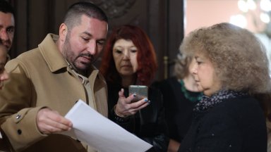 Бащата на Сияна връчи на председателя на ВКС 22 109 подписа под искане за оставката ѝ