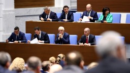 Под заплаха за окупация НС прие на първо четене първия бюджет в евро