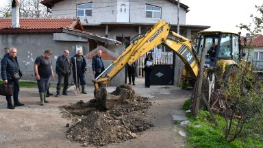 В Хасково събират неплатени сметки за вода с багери, за 3 часа длъжници платиха над 10 000 лв.