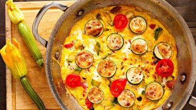 Омлет с тиквички и чери домати