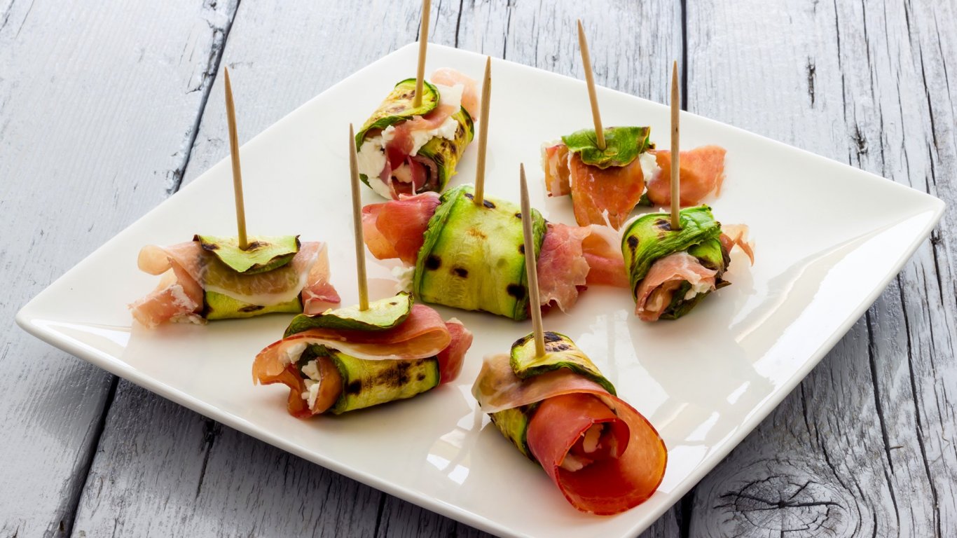 Хапки от тиквички, прошуто крудо и сирене