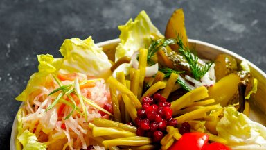 За мезе: Зимна салата от кисели краставички и кисело зеле