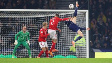 2.53 метра! Шотландският герой е излетял и над Стефка, и над Кристиано за фамозния си гол