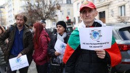Четвърти протест срещу промените в паркирането блокира Столична община (снимки)