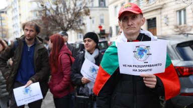 Четвърти протест срещу промените в паркирането блокира Столична община (снимки)