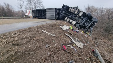 ТИР се преобърна и пламна край Хасково, шофьорът изгоря в кабината