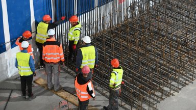 Работещите ще връщат в държавата почти половината от заплатите си