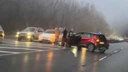 Верижна катастрофа предизвика голямо задръстване на Владая (снимки)