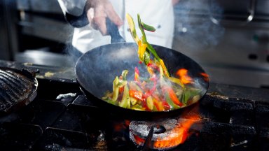 За 20 минути: Задушени тиквички с червени чушки