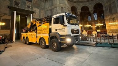 Опасения за "Света София":  Вкараха камиони и кранове в историческия храм в Истанбул