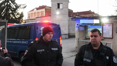 Конвоят с кмета Благомир Коцев пристигна в затвора във Варна (снимки/видео)