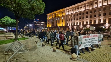 "Няма да ни излъжете": Младите лекари блокираха Орлов мост с викове "Оставка и промяна" (снимки)