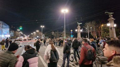 "Няма да ни излъжете": Младите лекари блокираха Орлов мост с викове "Оставка и промяна" (снимки)