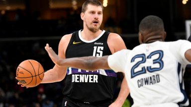 Йокич се забавлява в Мемфис с кош от центъра и 10-и трипъл-дабъл за сезона