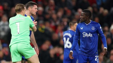 След шамар - извинение. Побойникът Гей "пое пълна отговорност", че зашлеви съотборник