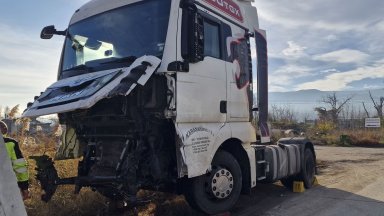 Съпрузи и едното им дете загинаха при челен удар с ТИР на Околовръстното шосе в Пловдив (снимки)