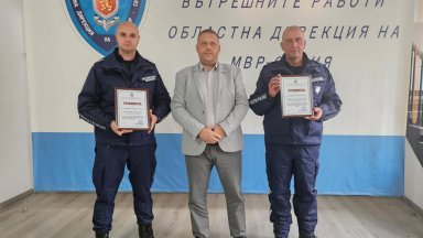 Наградиха полицаите, влезли без колебание в пламъците в автобусния гараж край Костинброд (снимки)