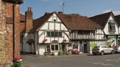 Къде се намират китните селца, вдъхновили филма "Ваканцията"?