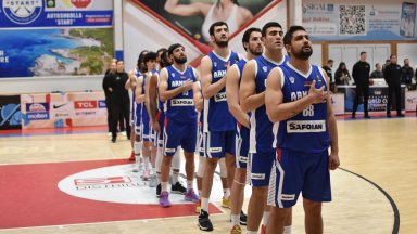 С беглец от закона и финансови проблеми. Армения за първи път ще играе с България