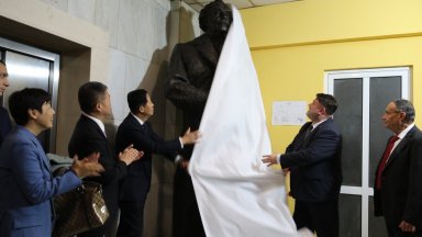 Зафиров и представители на китайската компартия откриха паметник на Георги Димитров на "Позитано"