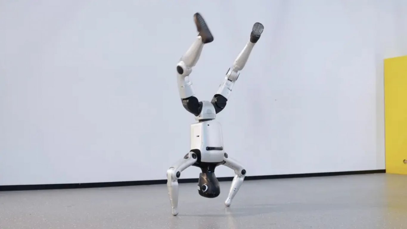 Китайски хуманоиден робот може да избегне изстрел от стрела (видео)