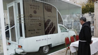 Един от папамобилите на покойния Франциск вече е подвижна клиника за децата в Газа (снимки)