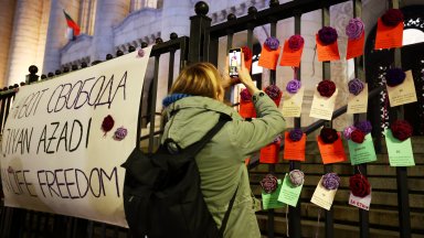 "23 жени, убити от насилници": Протест блокира движението пред Съдебната палата в София