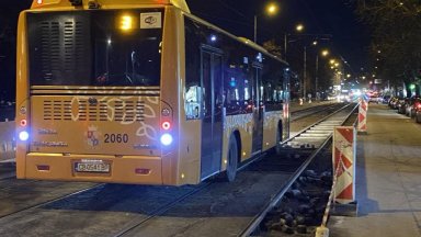 "Необичайни" маневри на шофьори в градски транспорт в София (снимки/видео)