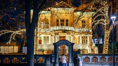 "Къща с ягодите" грейна с коледна украса (снимки)