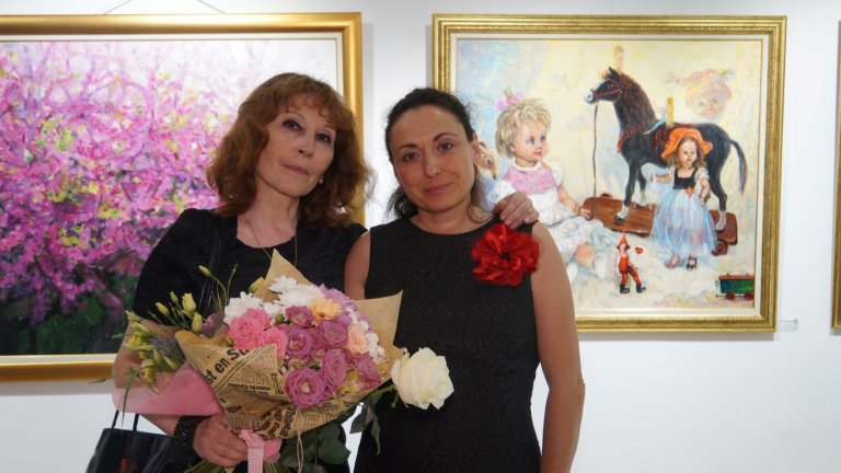 Галерия Ларго представя том втори на книгата на Лора Маринова  "Паметна плоча"