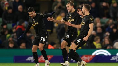 Филип Кръстев бе титуляр при победа в Англия, а Християн Петров остана резерва в Нидерландия