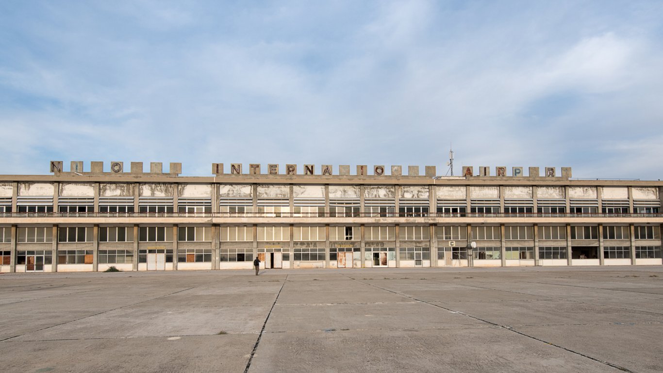 Призрачното летище на Никозия замръзнало във времето