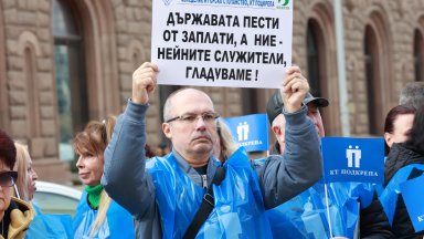 Протестната серия на "Подкрепа" срещу бюджета: Садиха дръвчета с депутатски имена