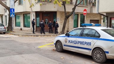 Агенти на КПК нахлуха в дома на Ивелин Михайлов в Неофит Рилски (снимки)