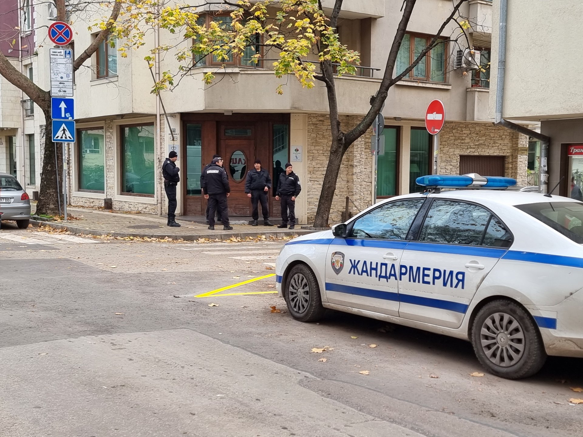 Засилено полицейско присъствие пред офиса на „Исторически парк" във Варна.