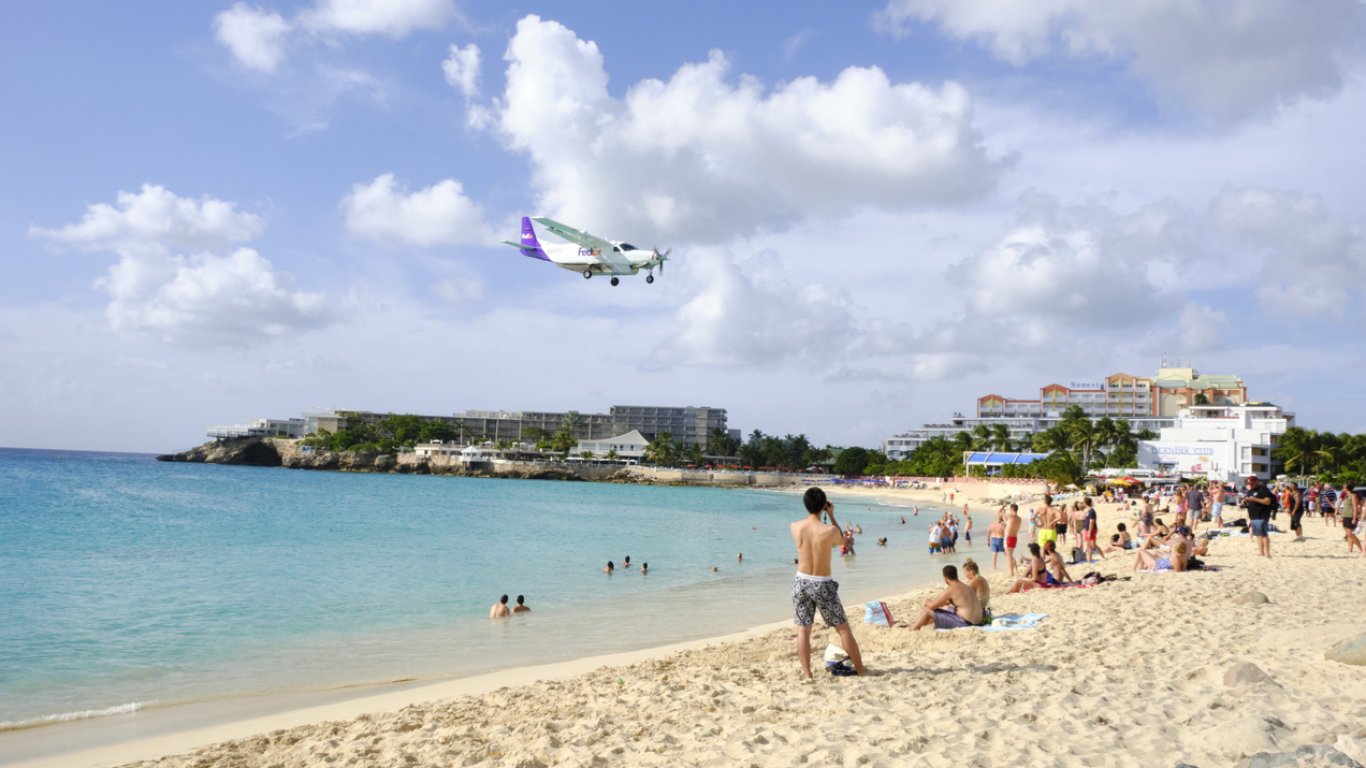 Карибският плаж, където самолетите прелитат над главата ви