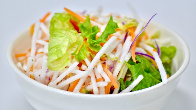 За здраве или за мезе: Свежа салата от дайкон и моркови