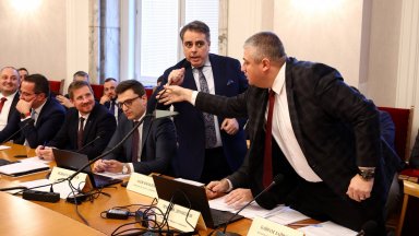 Асен Василев: Радваме се, че този пагубен за страната бюджет ще бъде оттеглен 