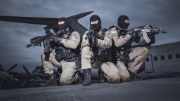 Спецполицаи в антитерористична тренировка в самолети (снимки)