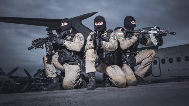 Спецполицаи в антитерористична тренировка в самолети (снимки)