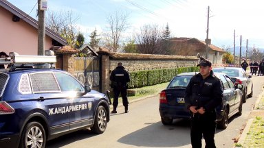 Къщата на Ивелин Михайлов е отцепена, село Неофит Рилски - под полицейска блокада (снимки)