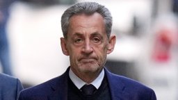 Върховен съд потвърди присъда на Саркози, но засега не го връщат в затвора