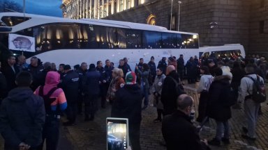 Нов бял автобус предизвика напрежение в Триъгълника на властта (снимки/видео)