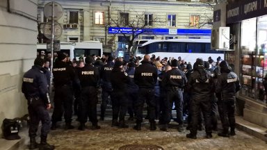 Жива верига, блокада и бял автобус при парламента при протеста срещу бюджета (снимки/видео)