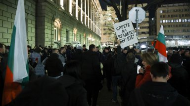 Жива верига, блокада и ескалация на протеста срещу бюджета, депутатите останаха затворени в НС