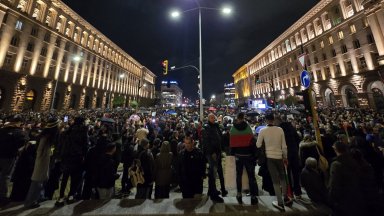 Нов бял автобус предизвика напрежение в Триъгълника на властта (снимки/видео)